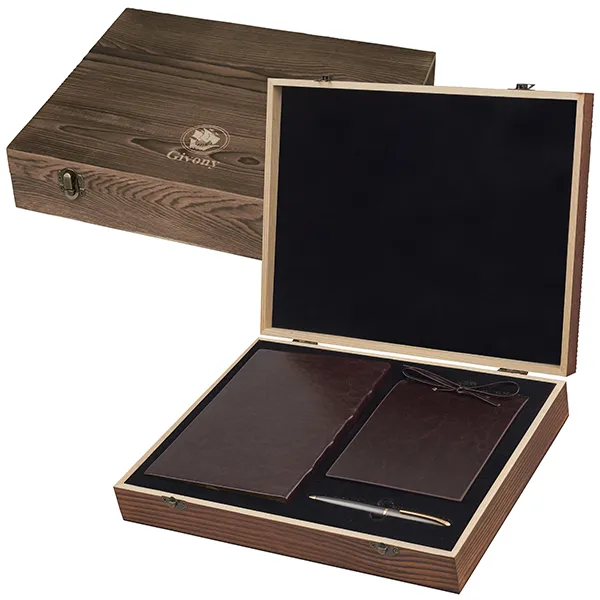 קופסא ושתי מחברות ועט