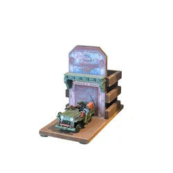 ארגונית שולחנית רטרו "SERVICE & REPAIR" – מעמד מעוצב לעטים ופתקים עם ג'יפ צבאי וינטג' ומבנה ארגז עץ